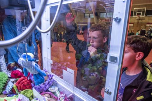 kids playing crane game